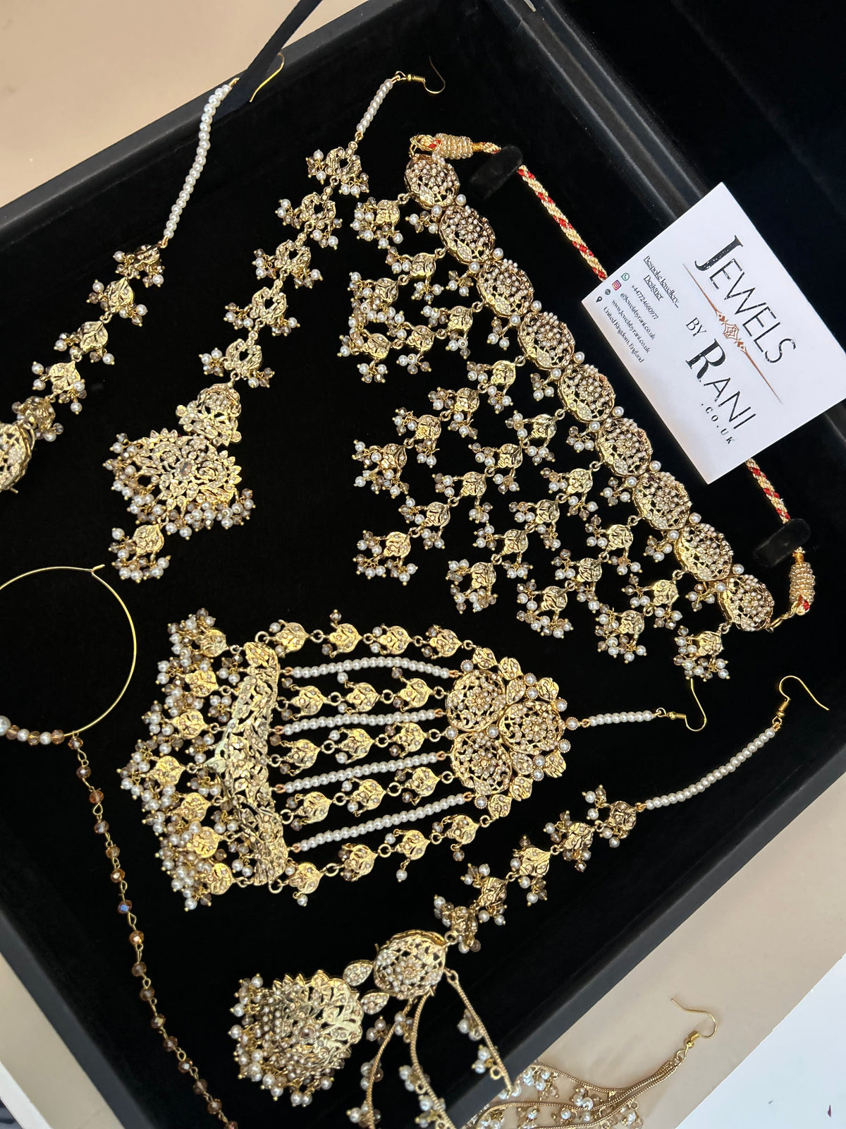 Vintage 22crt Gold Plated Choker Set Gold and White
