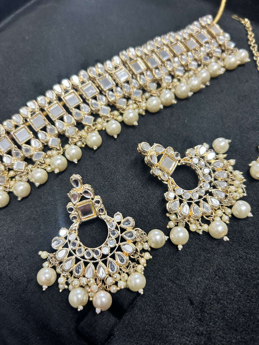 Beautiful Light Weight Mirrored Kundan Silver and White Choker with Earrings and Tikka