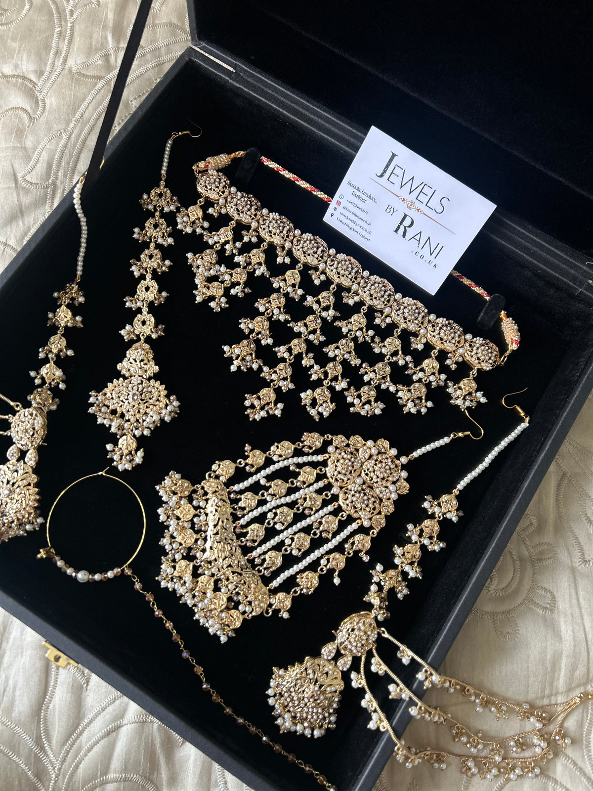 Vintage 22crt Gold Plated Choker Set Gold and White