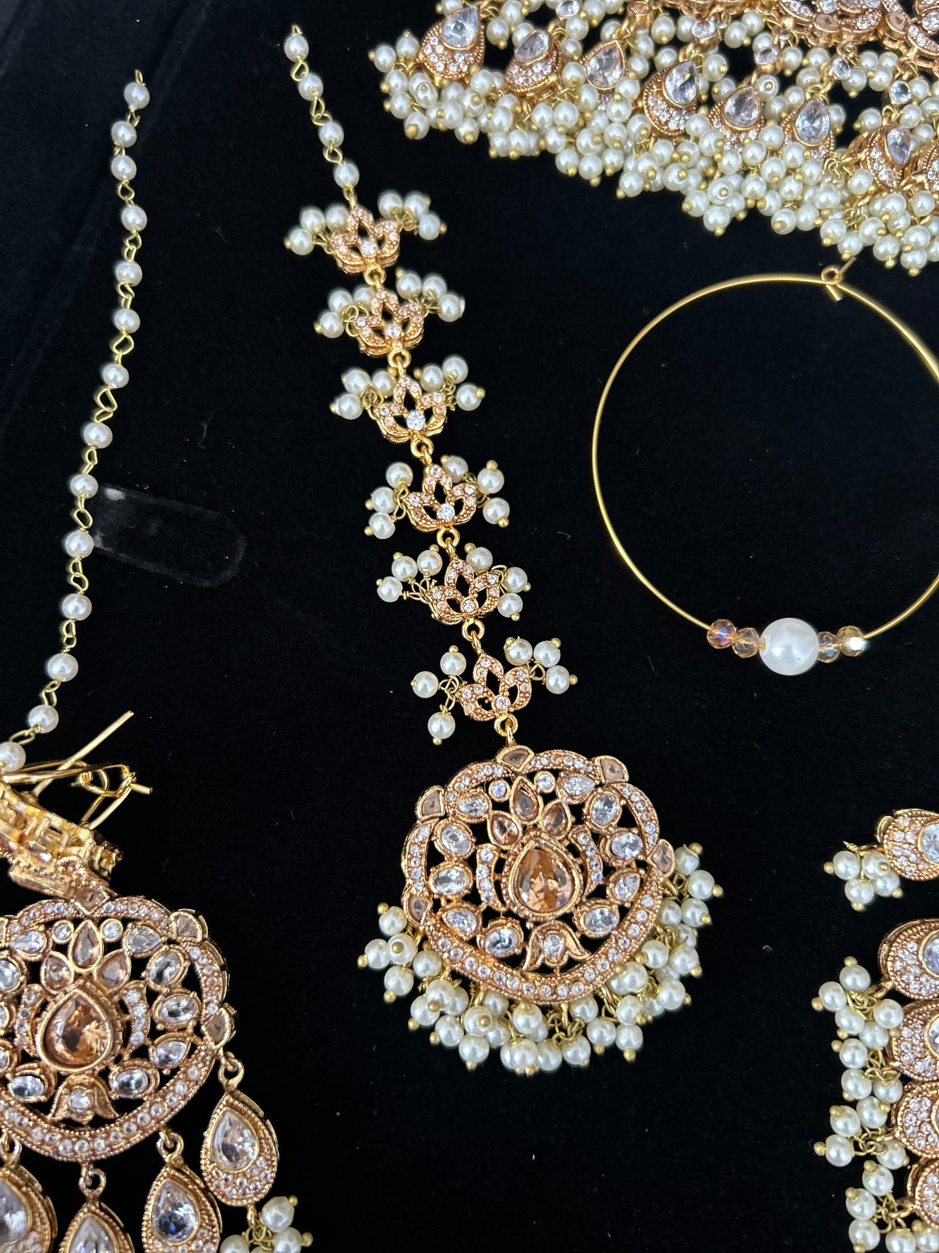 New 2026 Collection White and Gold Choker Set