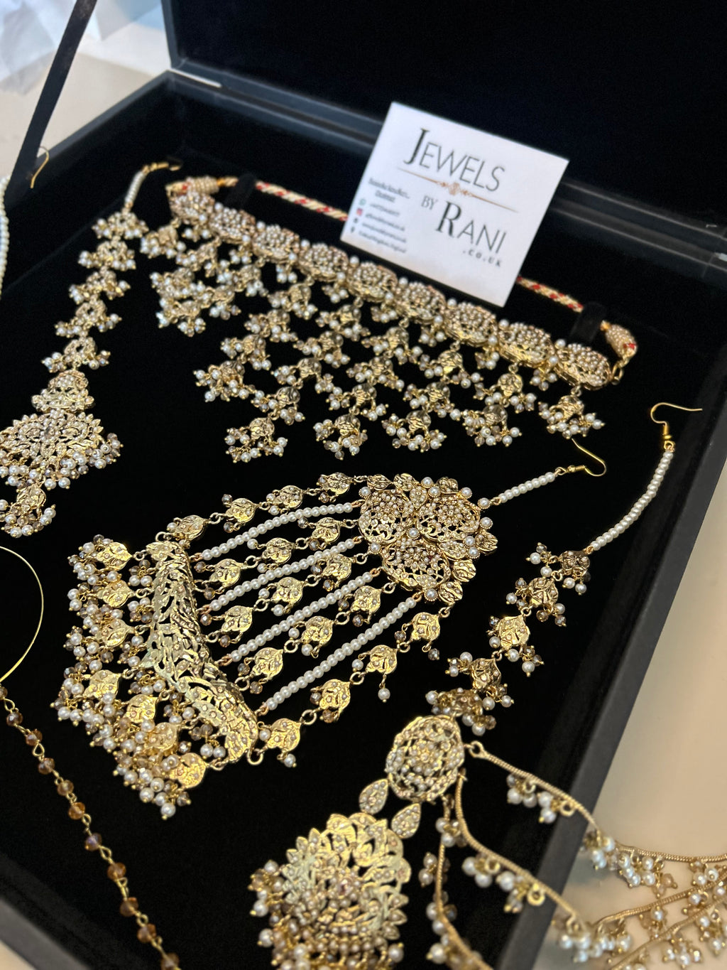 Vintage 22crt Gold Plated Choker Set Gold and White