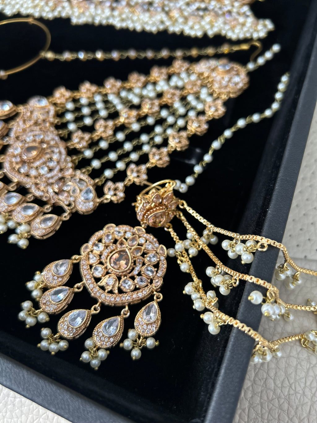 New 2026 Collection White and Gold Choker Set