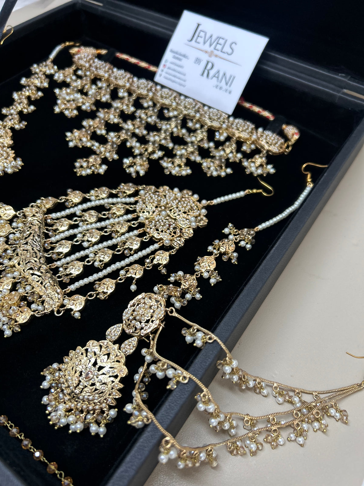 Vintage 22crt Gold Plated Choker Set Gold and White