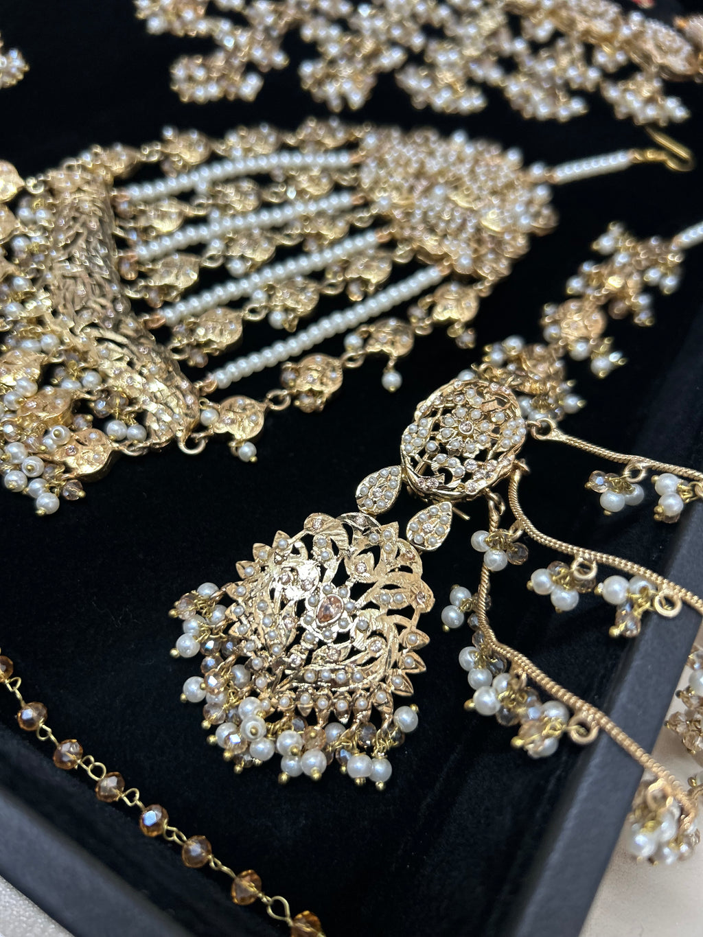 Vintage 22crt Gold Plated Choker Set Gold and White