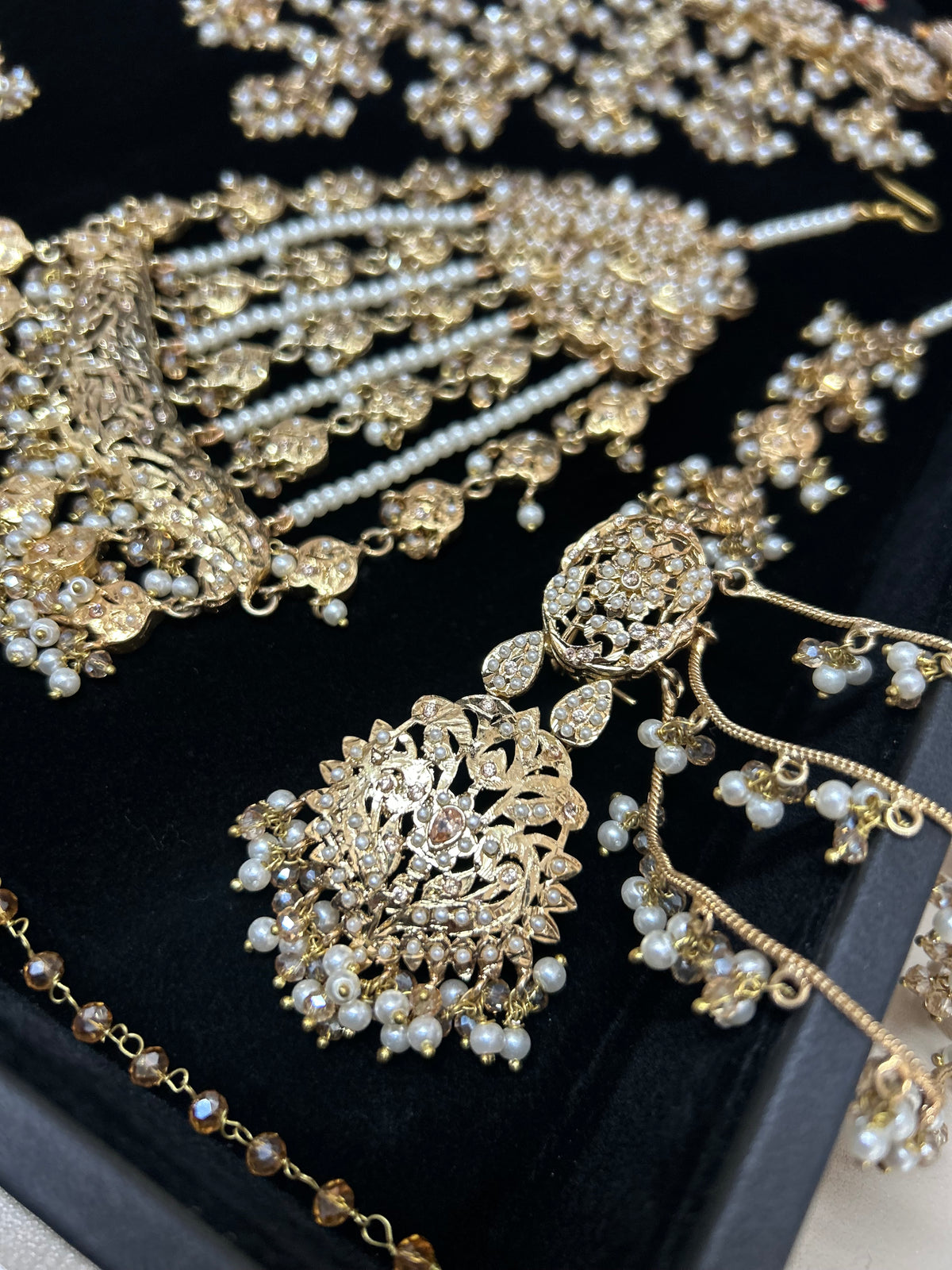 Vintage 22crt Gold Plated Choker Set Gold and White