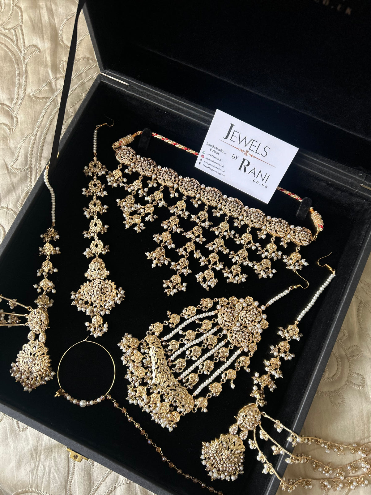 Vintage 22crt Gold Plated Choker Set Gold and White