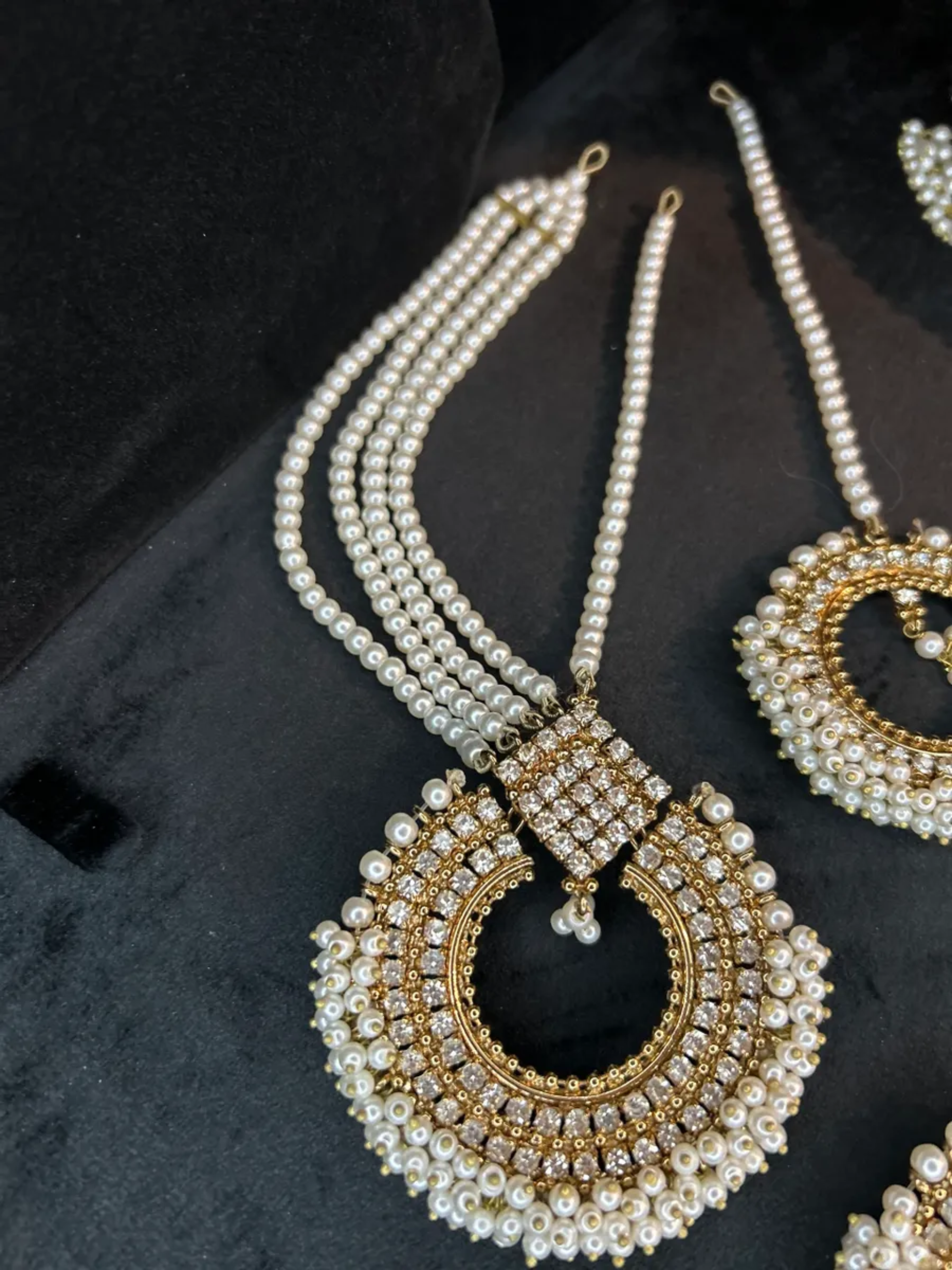 White & Gold necklace set, with heavily beaded earrings & tikka.