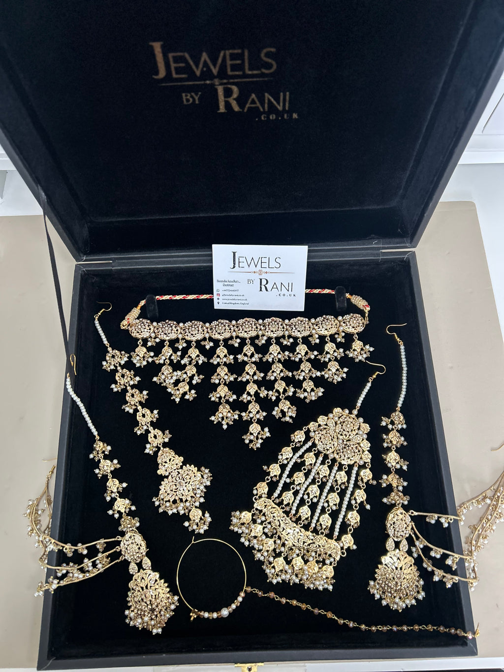 Vintage 22crt Gold Plated Choker Set Gold and White