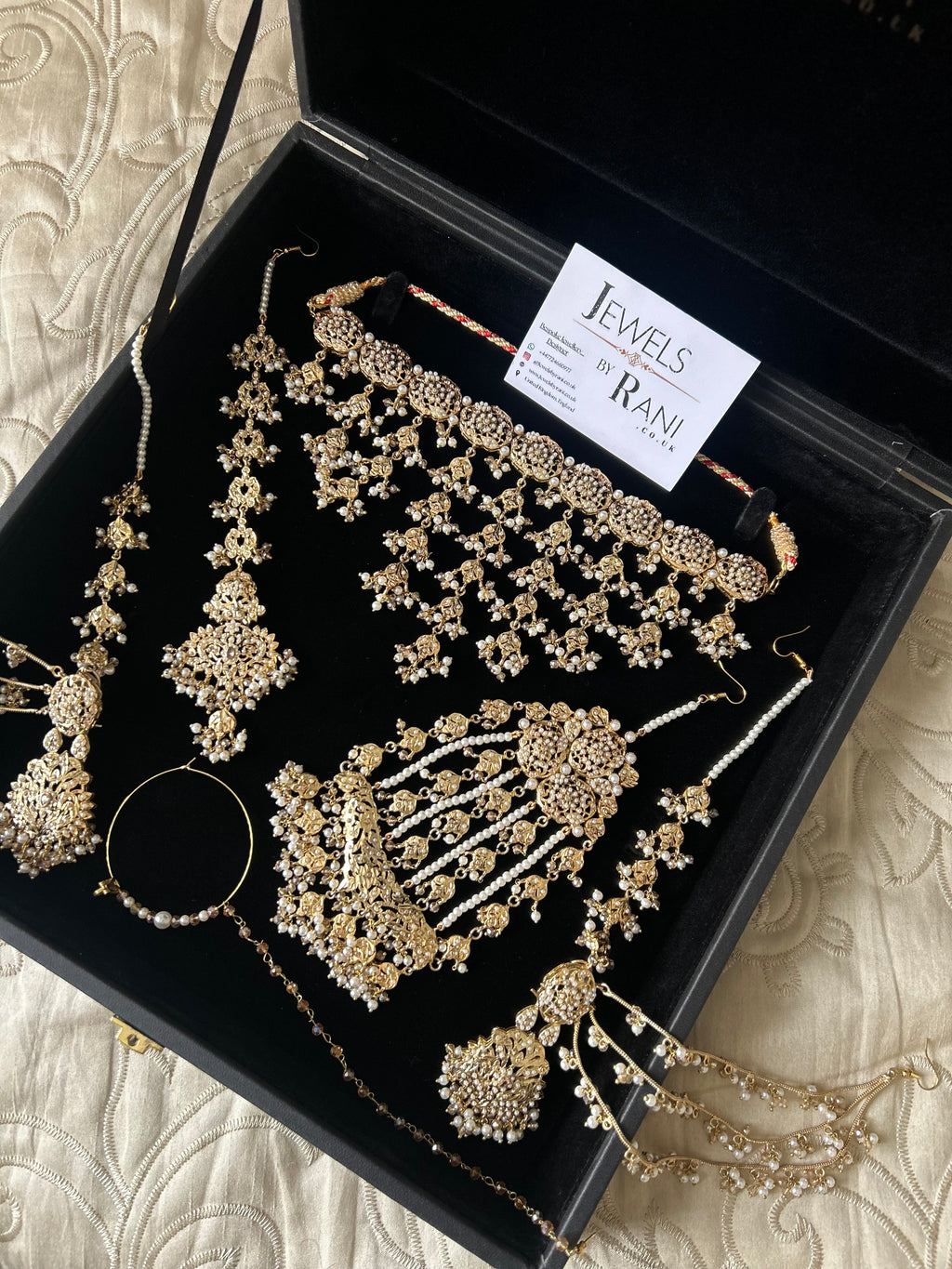 Vintage 22crt Gold Plated Choker Set Gold and White