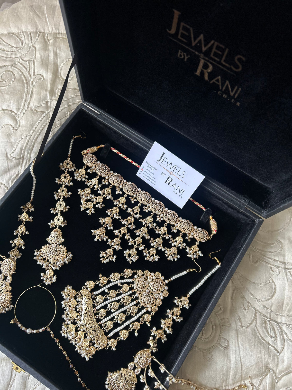 Vintage 22crt Gold Plated Choker Set Gold and White
